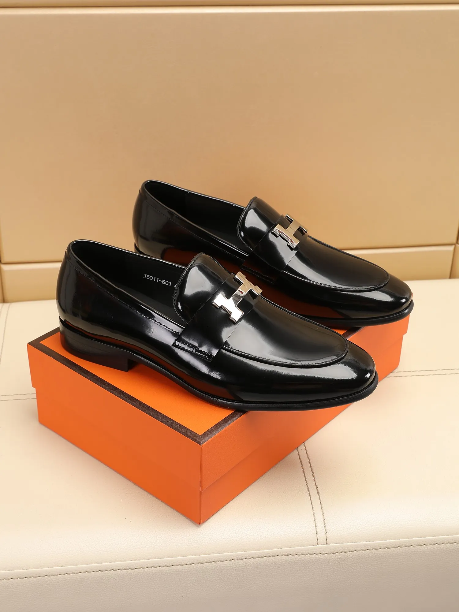 Factory price 460💶[HERMES] (cowhide lining)🍀Italian top luxury🍀He does not pursue novel styles and gorgeous colors, but attracts the favor of successful men with his flawless, elegant and classic style! This very, very comfortable, simple and stable style makes it easy to match any style! The pattern is absolutely 1:1 refined from the original case, and we strive for excellence in materials, imported cowhide + cowhide lining💪💪💪extraordinary texture👍! .Code number: 39 to 44 (38.4546 customized)
